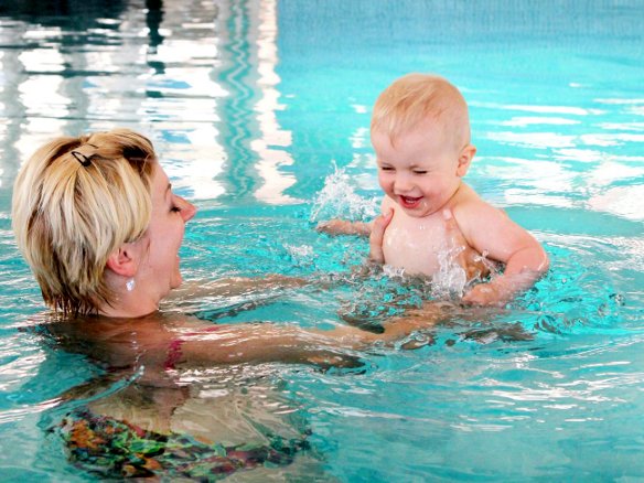 Mutter mit Baby im Wasser