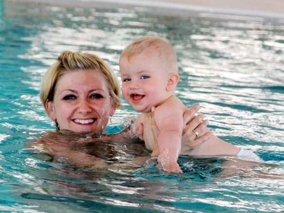Mutter mit Baby in Wasser