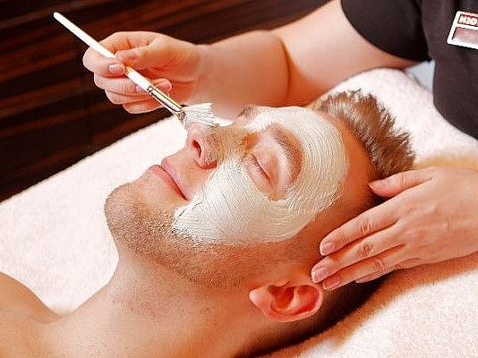 Mann mit Gesichtsmaske