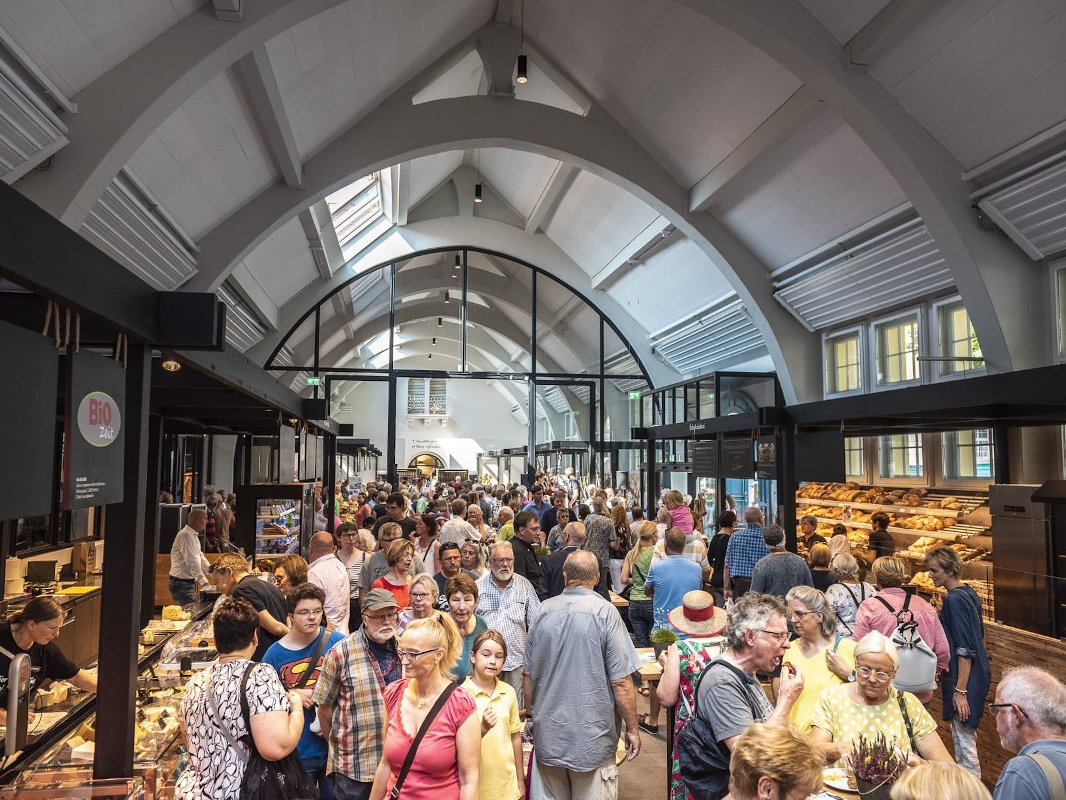 Menschenmenge in der Markthalle Herford