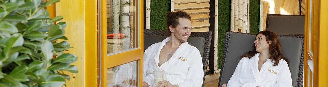 [Translate to Englisch:] Paar entspannt auf Liegen