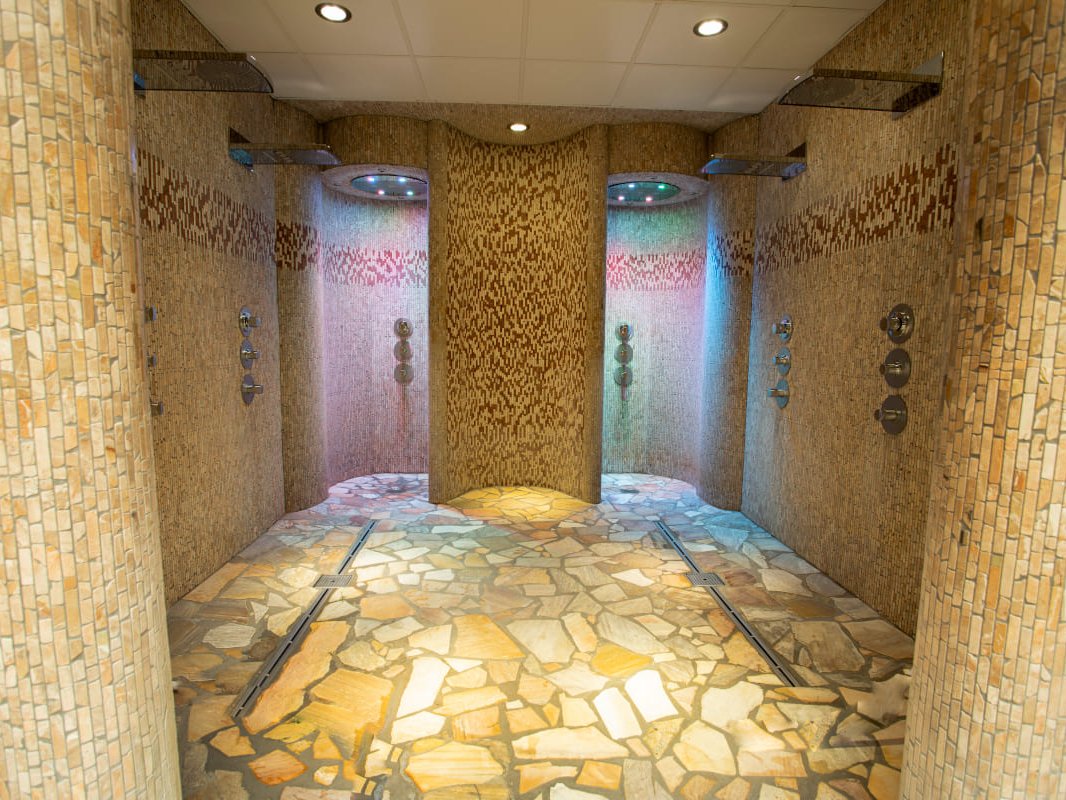 Dusche im Saunabereich