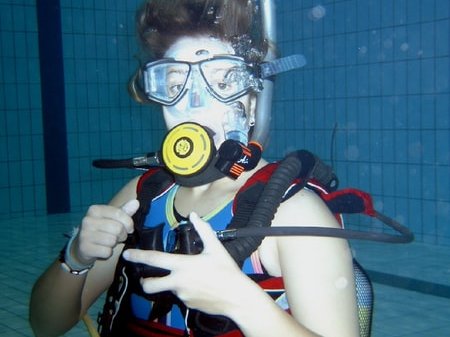 Handzeichen unter Wasser