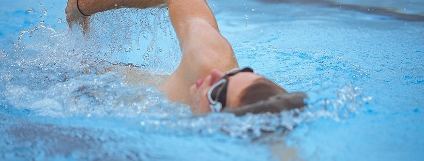 [Translate to Englisch:] Bild von Schwimmer im Wasser
