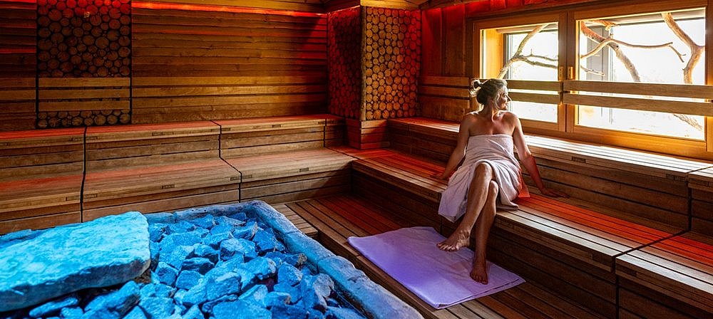 Frau in der H2O Luonto Sauna