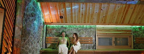 2 Personen in der Vaikutus Sauna