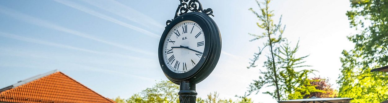 Bild einer Uhr im H2O Saunagarten