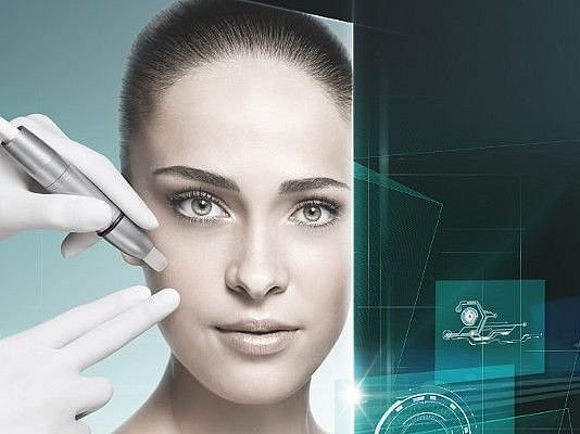 Frau Gesichtsbehandlung futuristisch