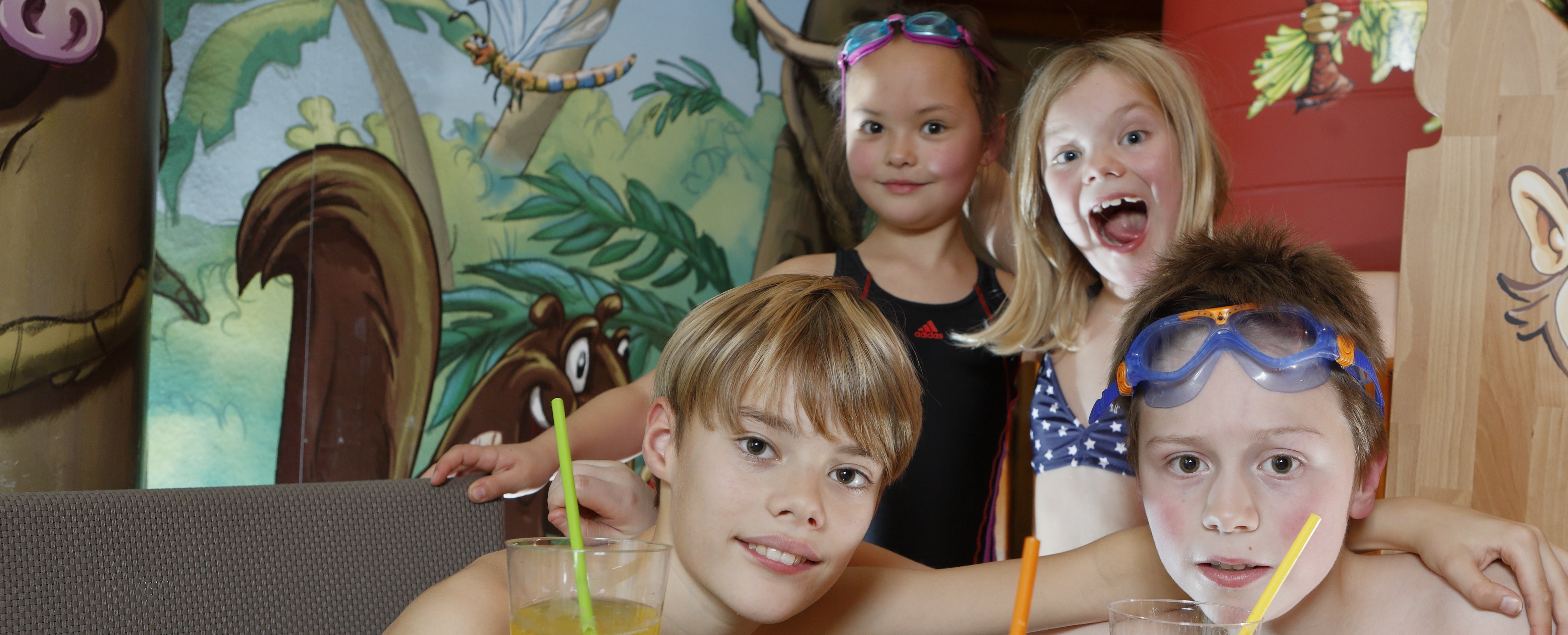 Kinder am Geburtstagstisch