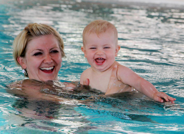 Mutter mit Baby in Wasser