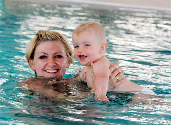 Mutter mit Baby in Wasser