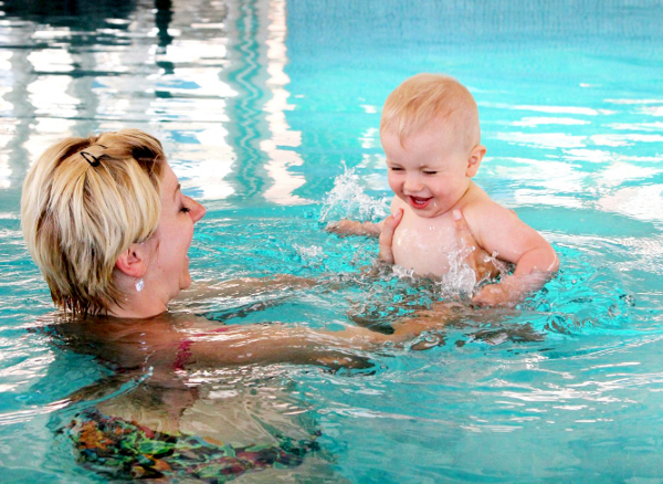 Mutter mit Baby in Wasser