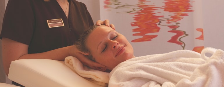 Eine Frau entspannt auf der Massagebank